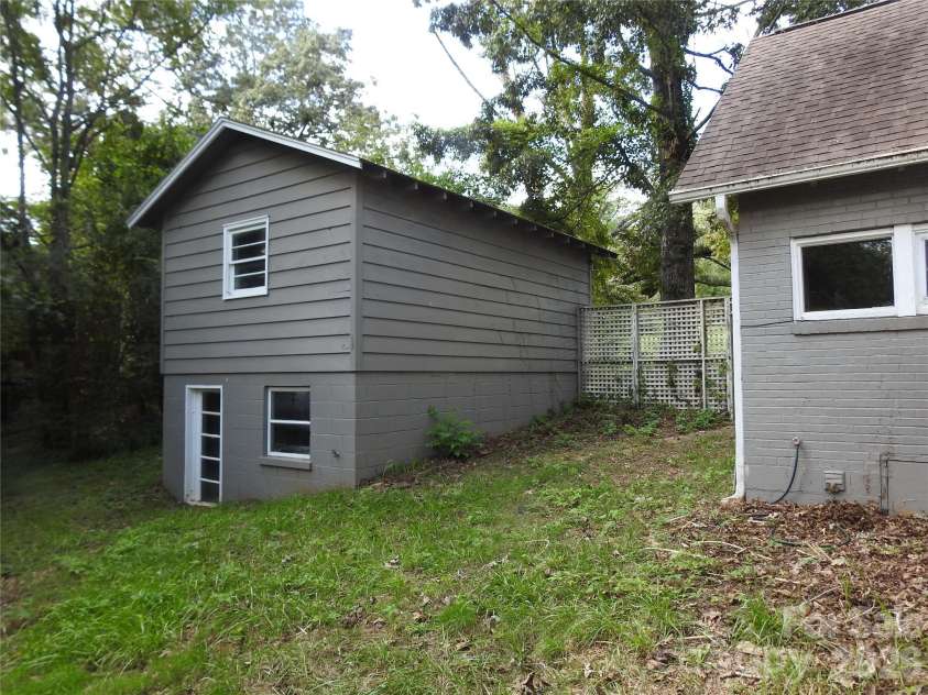 201 Merriman Road, Hendersonville, NC 28791.  MLS# CAR4295384, YatesRealty ID 6908. 