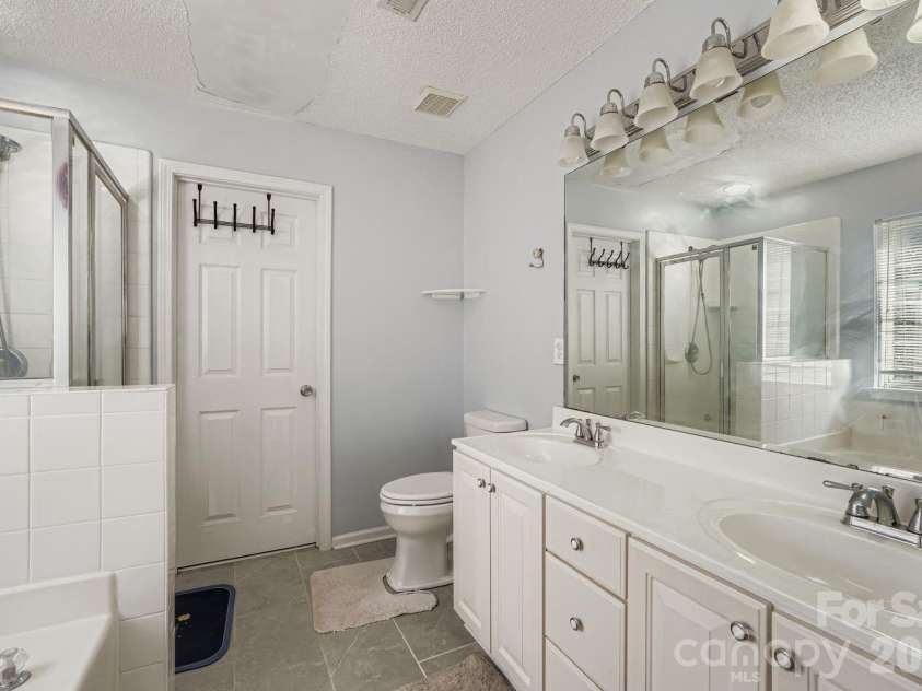 10303 Baskerville Avenue, Charlotte, NC 28269.  MLS# CAR4400036, YatesRealty ID 6912. Bathroom