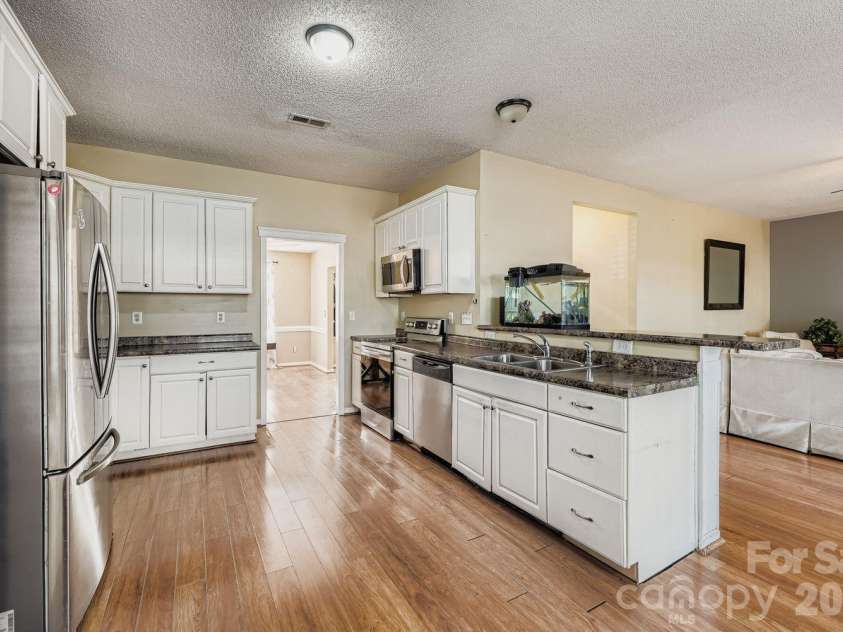 10303 Baskerville Avenue, Charlotte, NC 28269.  MLS# CAR4400036, YatesRealty ID 6912. Kitchen