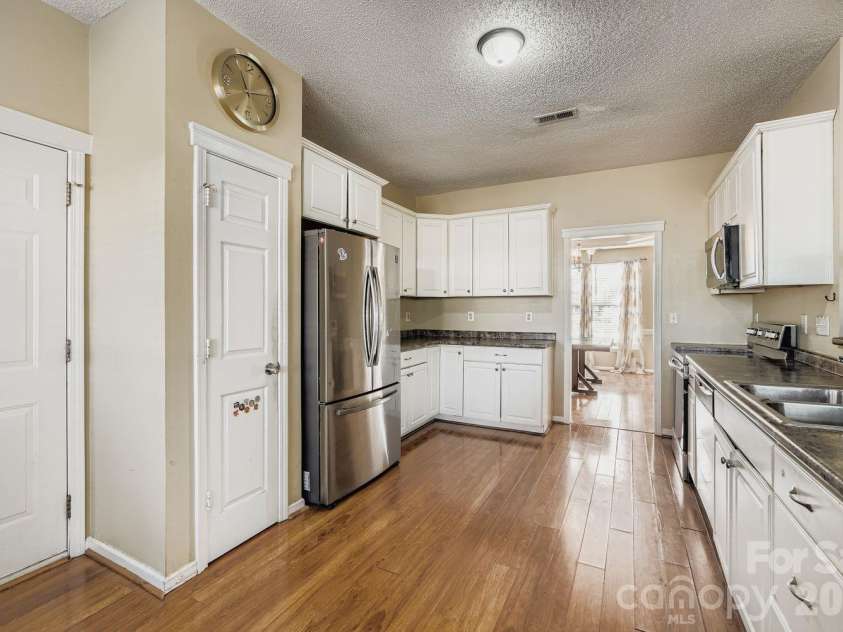 10303 Baskerville Avenue, Charlotte, NC 28269.  MLS# CAR4400036, YatesRealty ID 6912. Kitchen