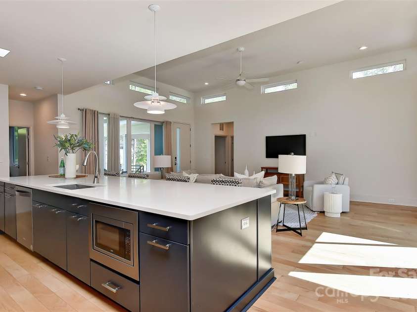 1900 Lakedell Drive, Charlotte, NC 28215.  MLS# CAR4246873, YatesRealty ID 6914. 