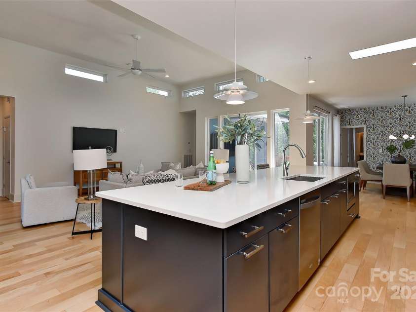 1900 Lakedell Drive, Charlotte, NC 28215.  MLS# CAR4246873, YatesRealty ID 6914. 