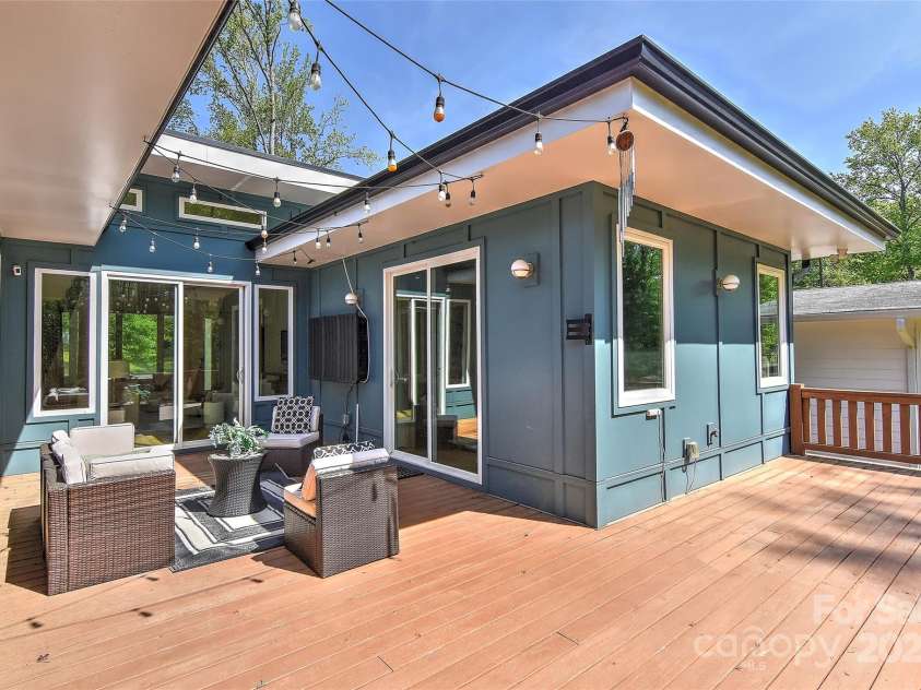 1900 Lakedell Drive, Charlotte, NC 28215.  MLS# CAR4246873, YatesRealty ID 6914. 