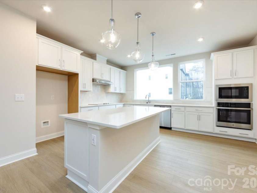 8030 Cedarsmith Court, Charlotte, NC 28217.  MLS# CAR4353004, YatesRealty ID 6914. Gourmet Kitchen