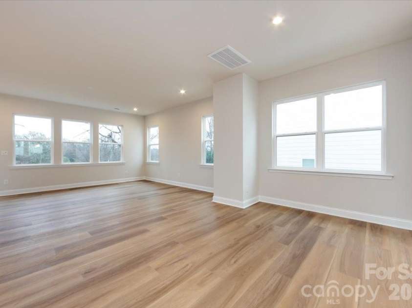 8022 Cedarsmith Court, Charlotte, NC 28217.  MLS# CAR4353026, YatesRealty ID 6915. Dining Space with End Unit Window