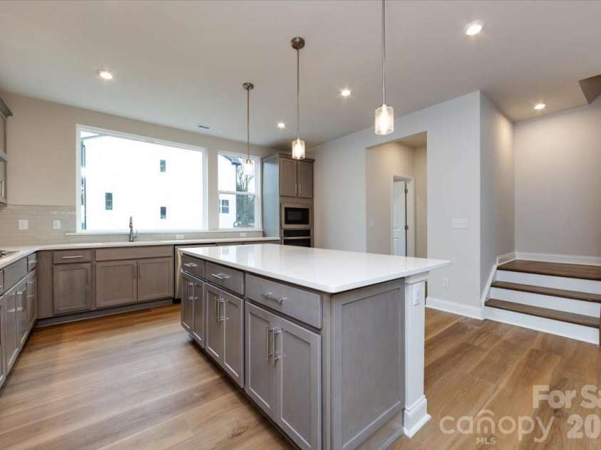 8022 Cedarsmith Court, Charlotte, NC 28217.  MLS# CAR4353026, YatesRealty ID 6915. Gourmet Kitchen
