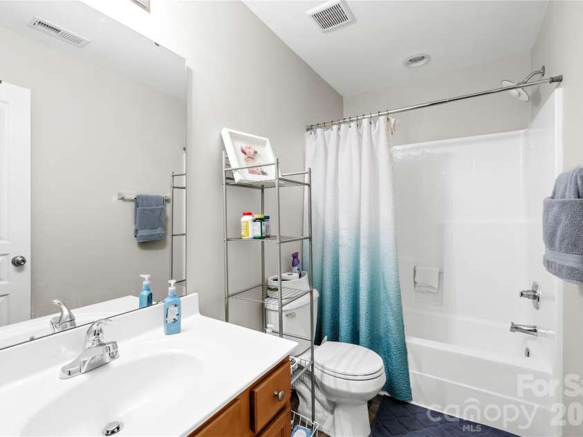 13614 Calloway Glen Drive, Charlotte, NC 28273.  MLS# CAR4352077, YatesRealty ID 6919. Full Bath on upper level.