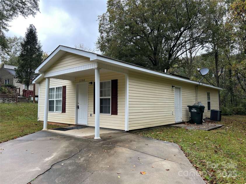 1208 Walnut Avenue, Gastonia, NC 28052.  MLS# CAR4320941, YatesRealty ID 692. 