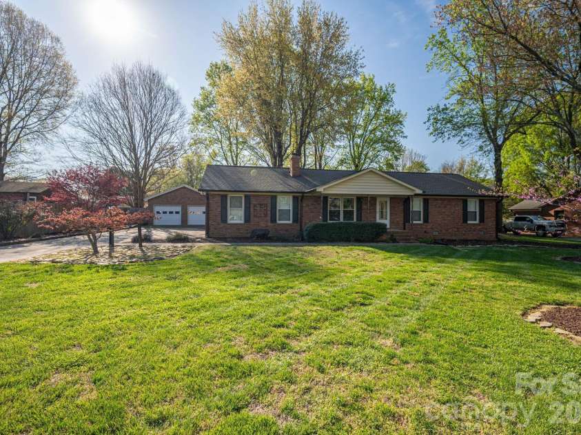 1624 Oak Trail Lane, Charlotte, NC 28216.  MLS# CAR4362047, YatesRealty ID 6920. 