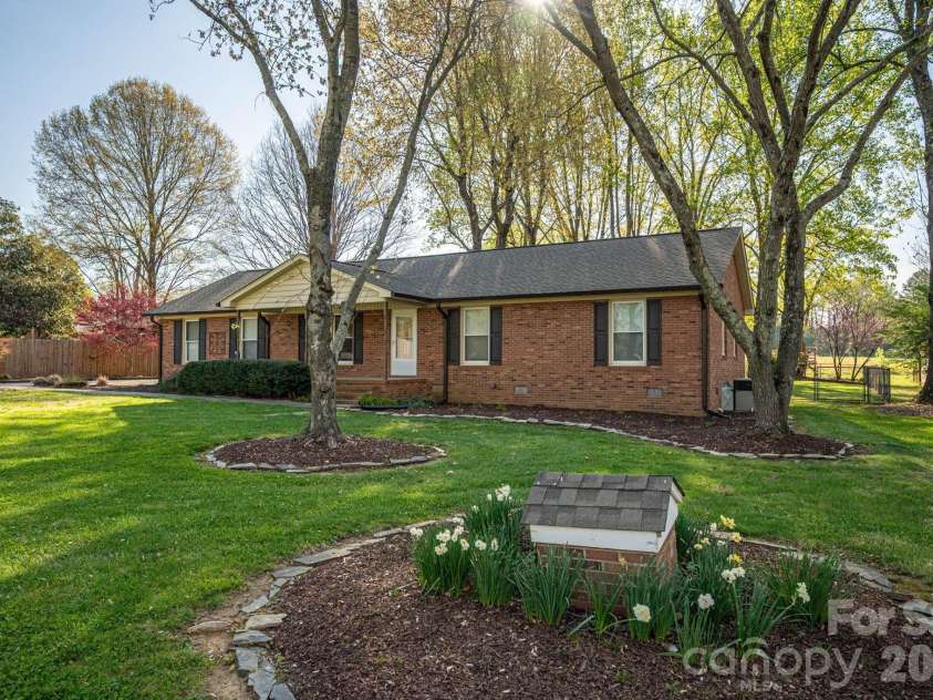 1624 Oak Trail Lane, Charlotte, NC 28216.  MLS# CAR4362047, YatesRealty ID 6920. 