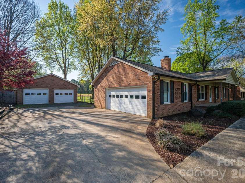1624 Oak Trail Lane, Charlotte, NC 28216.  MLS# CAR4362047, YatesRealty ID 6920. 