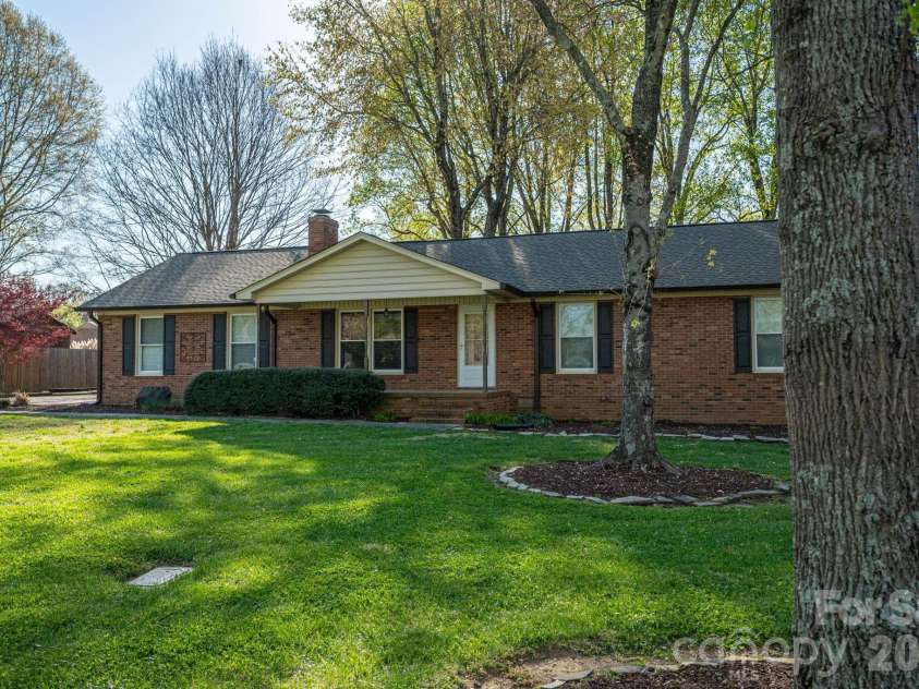 1624 Oak Trail Lane, Charlotte, NC 28216.  MLS# CAR4362047, YatesRealty ID 6920. 