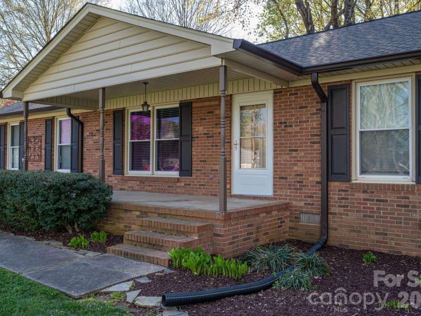 1624 Oak Trail Lane, Charlotte, NC 28216.  MLS# CAR4362047, YatesRealty ID 6920. 