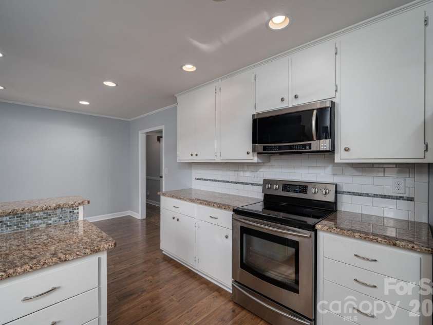 1624 Oak Trail Lane, Charlotte, NC 28216.  MLS# CAR4362047, YatesRealty ID 6920. 