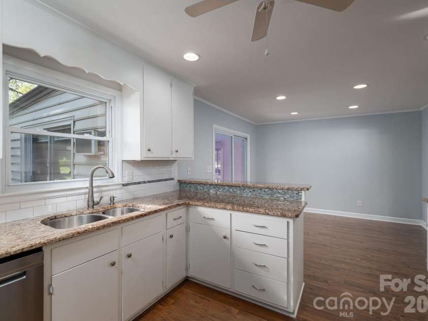 1624 Oak Trail Lane, Charlotte, NC 28216.  MLS# CAR4362047, YatesRealty ID 6920. 