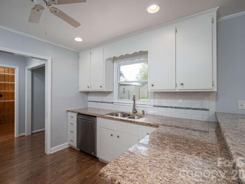 1624 Oak Trail Lane, Charlotte, NC 28216.  MLS# CAR4362047, YatesRealty ID 6920. 