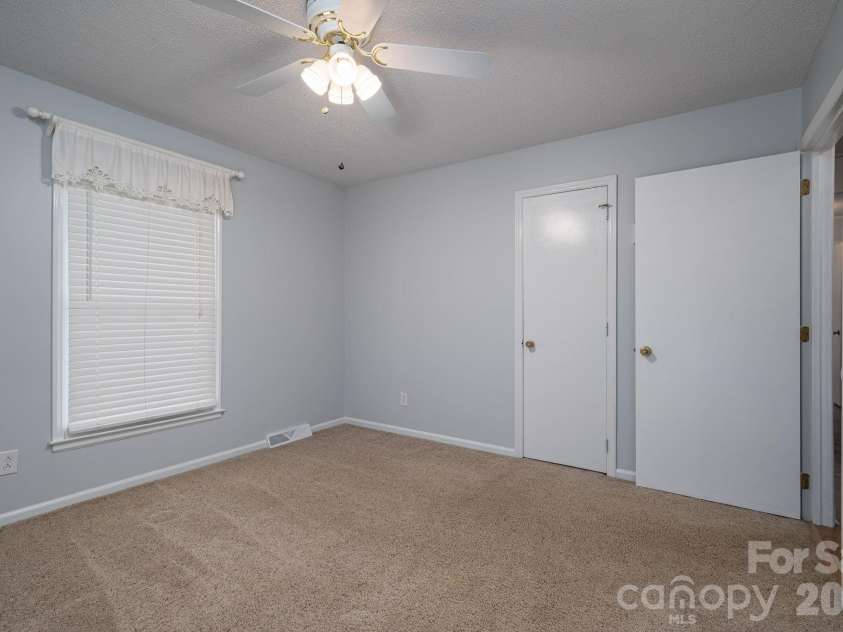 1624 Oak Trail Lane, Charlotte, NC 28216.  MLS# CAR4362047, YatesRealty ID 6920. 