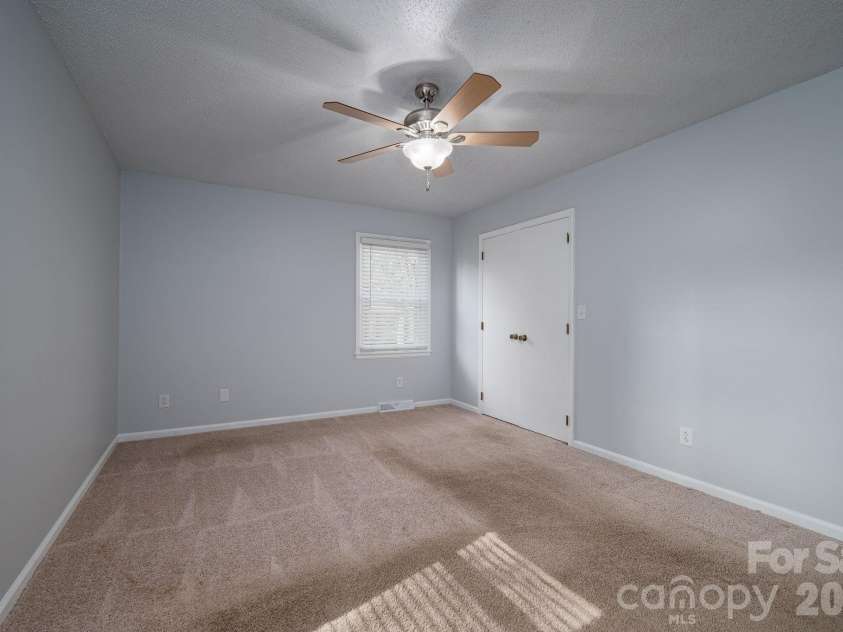 1624 Oak Trail Lane, Charlotte, NC 28216.  MLS# CAR4362047, YatesRealty ID 6920. 