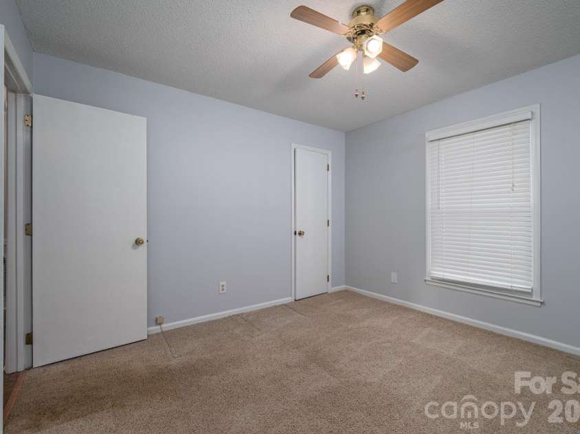 1624 Oak Trail Lane, Charlotte, NC 28216.  MLS# CAR4362047, YatesRealty ID 6920. 