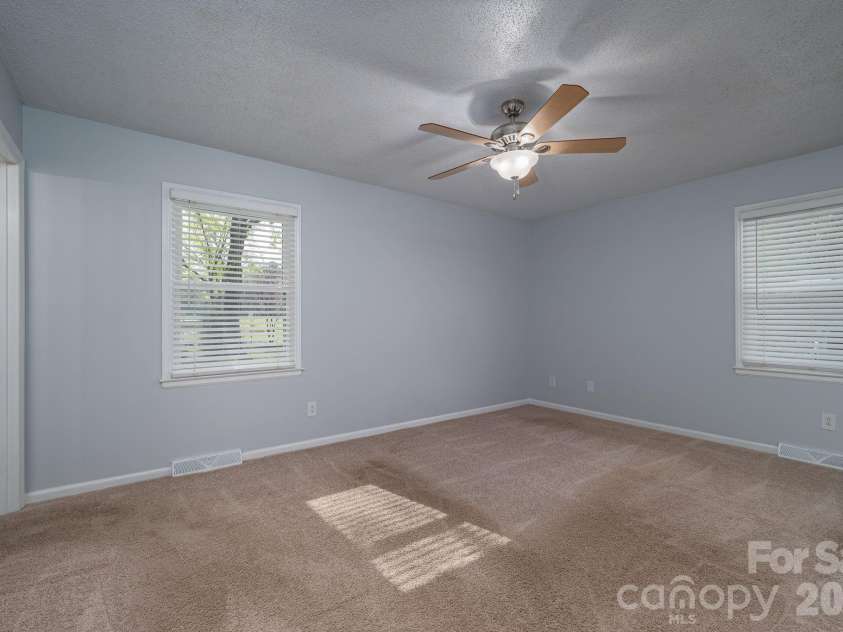 1624 Oak Trail Lane, Charlotte, NC 28216.  MLS# CAR4362047, YatesRealty ID 6920. 