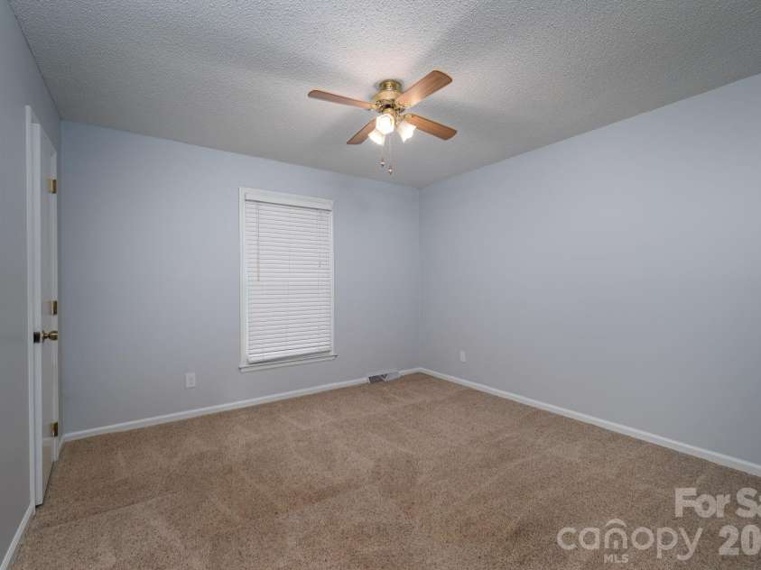 1624 Oak Trail Lane, Charlotte, NC 28216.  MLS# CAR4362047, YatesRealty ID 6920. 
