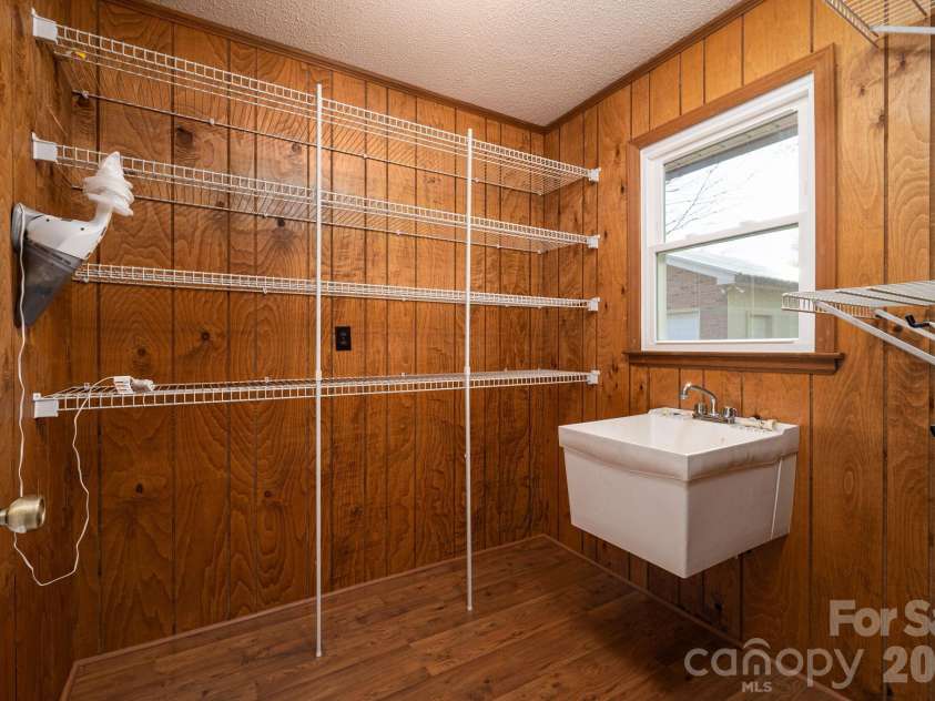 1624 Oak Trail Lane, Charlotte, NC 28216.  MLS# CAR4362047, YatesRealty ID 6920. 