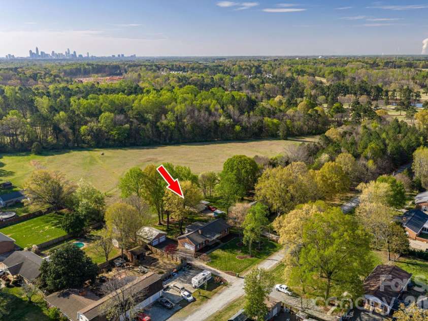 1624 Oak Trail Lane, Charlotte, NC 28216.  MLS# CAR4362047, YatesRealty ID 6920. 