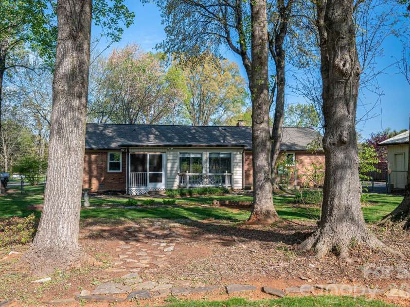 1624 Oak Trail Lane, Charlotte, NC 28216.  MLS# CAR4362047, YatesRealty ID 6920. 