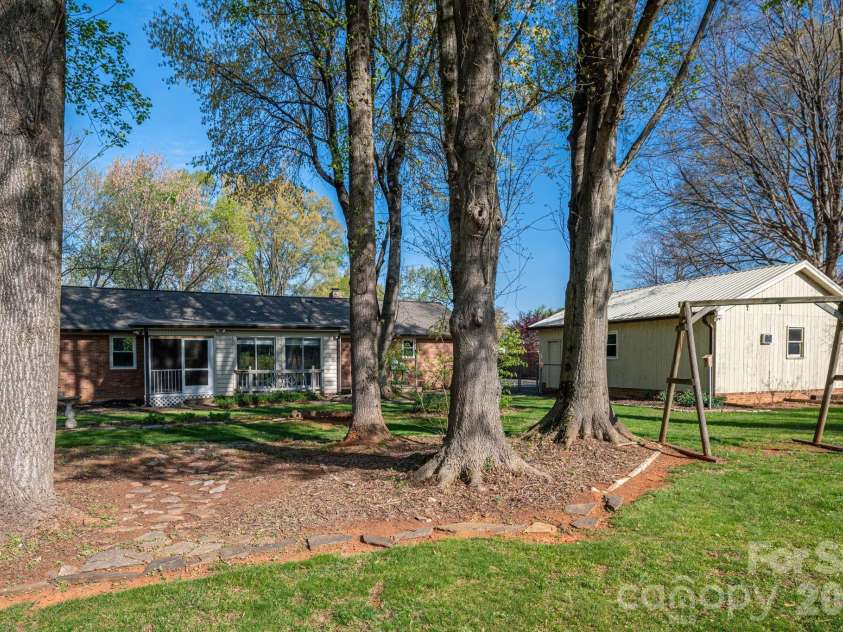 1624 Oak Trail Lane, Charlotte, NC 28216.  MLS# CAR4362047, YatesRealty ID 6920. 