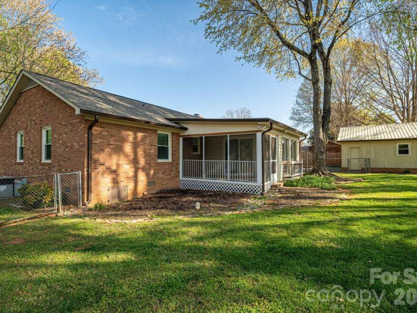 1624 Oak Trail Lane, Charlotte, NC 28216.  MLS# CAR4362047, YatesRealty ID 6920. 