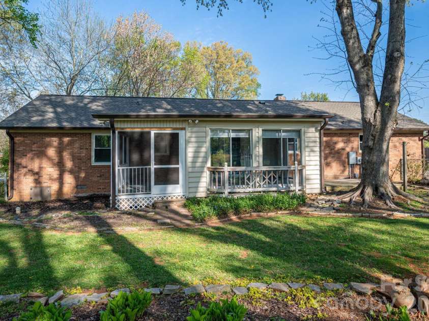 1624 Oak Trail Lane, Charlotte, NC 28216.  MLS# CAR4362047, YatesRealty ID 6920. 