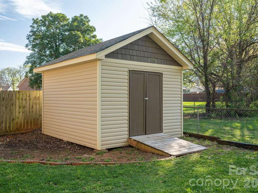 1624 Oak Trail Lane, Charlotte, NC 28216.  MLS# CAR4362047, YatesRealty ID 6920. 