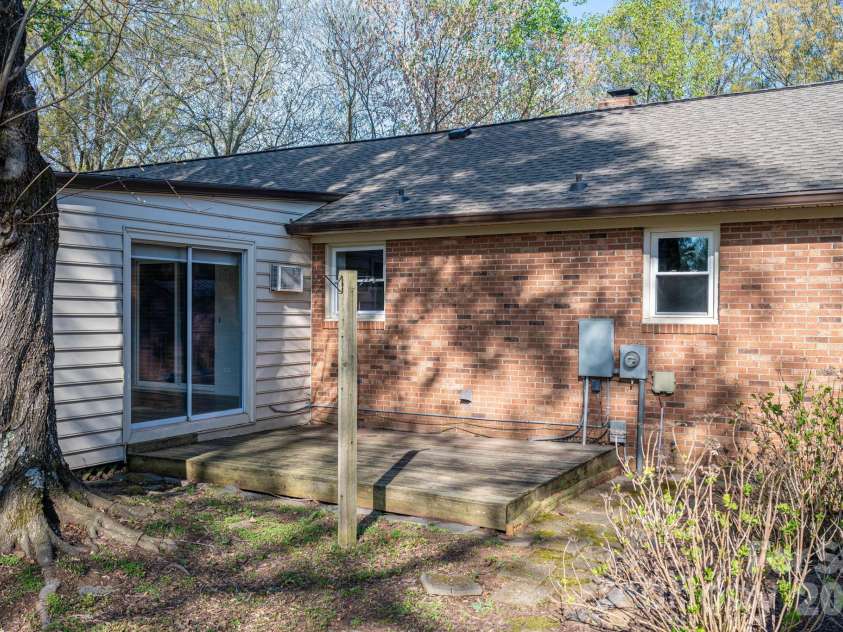 1624 Oak Trail Lane, Charlotte, NC 28216.  MLS# CAR4362047, YatesRealty ID 6920. 