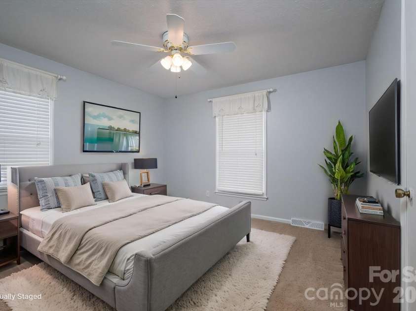 1624 Oak Trail Lane, Charlotte, NC 28216.  MLS# CAR4362047, YatesRealty ID 6920. Virtual Staging