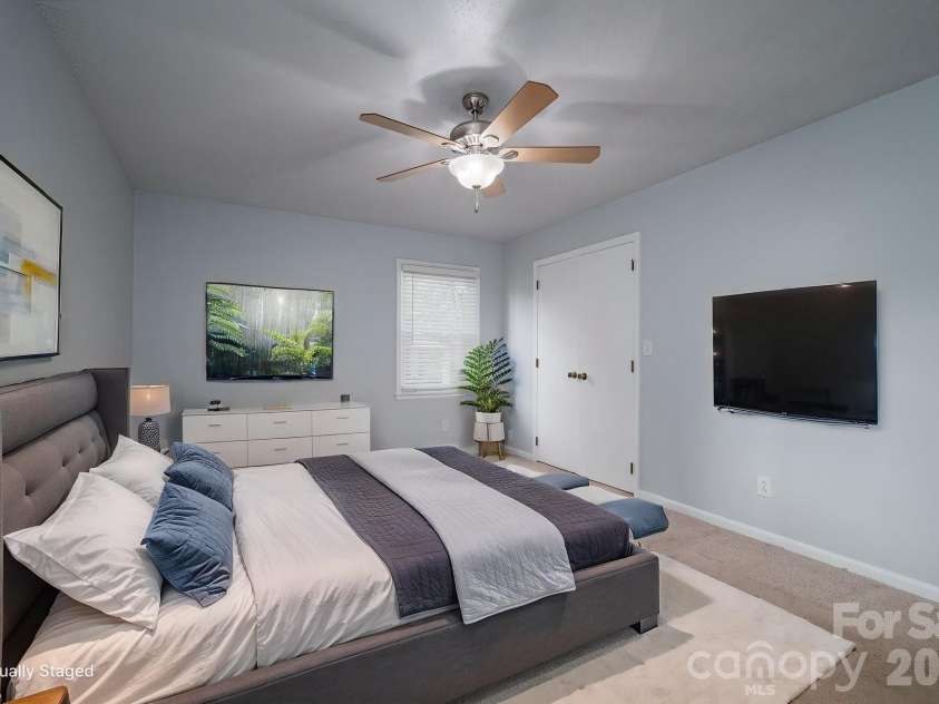 1624 Oak Trail Lane, Charlotte, NC 28216.  MLS# CAR4362047, YatesRealty ID 6920. Virtual Staging
