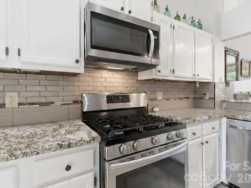 19986 Oak Leaf Circle, Cornelius, NC 28031.  MLS# CAR4342985, YatesRealty ID 6925. Gas Range & Subway Tile Backsplash