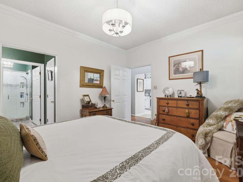 19986 Oak Leaf Circle, Cornelius, NC 28031.  MLS# CAR4342985, YatesRealty ID 6925. Spacious Main-Level Primary Suite