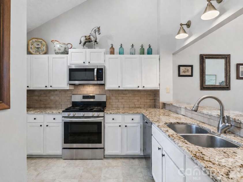 19986 Oak Leaf Circle, Cornelius, NC 28031.  MLS# CAR4342985, YatesRealty ID 6925. Updated Kitchen with Granite Counters
