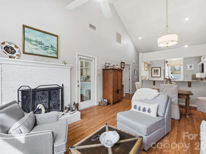 19986 Oak Leaf Circle, Cornelius, NC 28031.  MLS# CAR4342985, YatesRealty ID 6925. Vaulted Great Room with Charming Fireplace