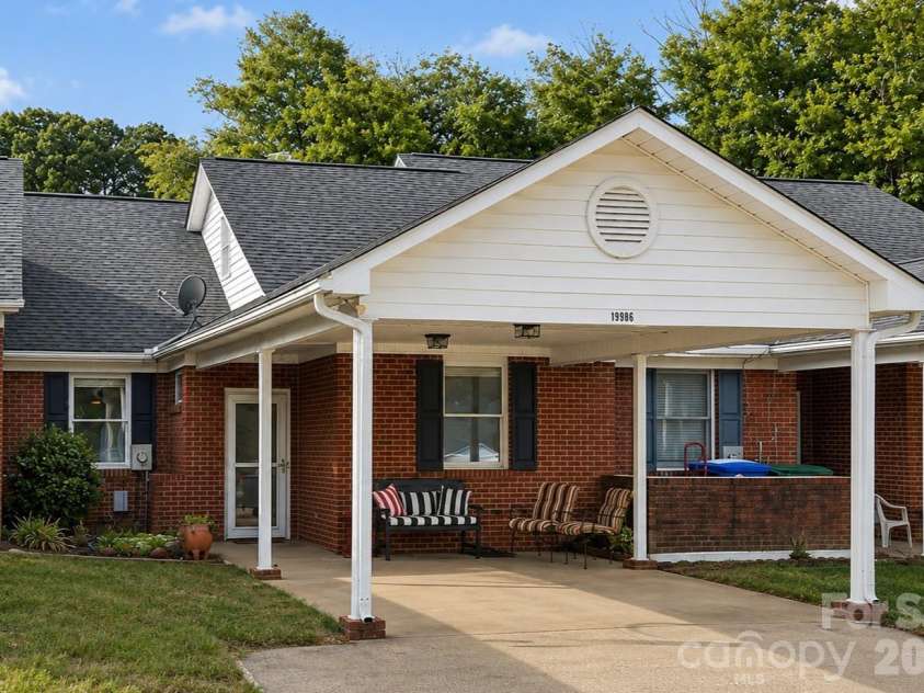 19986 Oak Leaf Circle, Cornelius, NC 28031.  MLS# CAR4342985, YatesRealty ID 6925. Welcome to the highly desirable Twin Oaks 55+ community in Cornelius, where low-maintenance living and an active lifestyle come together.