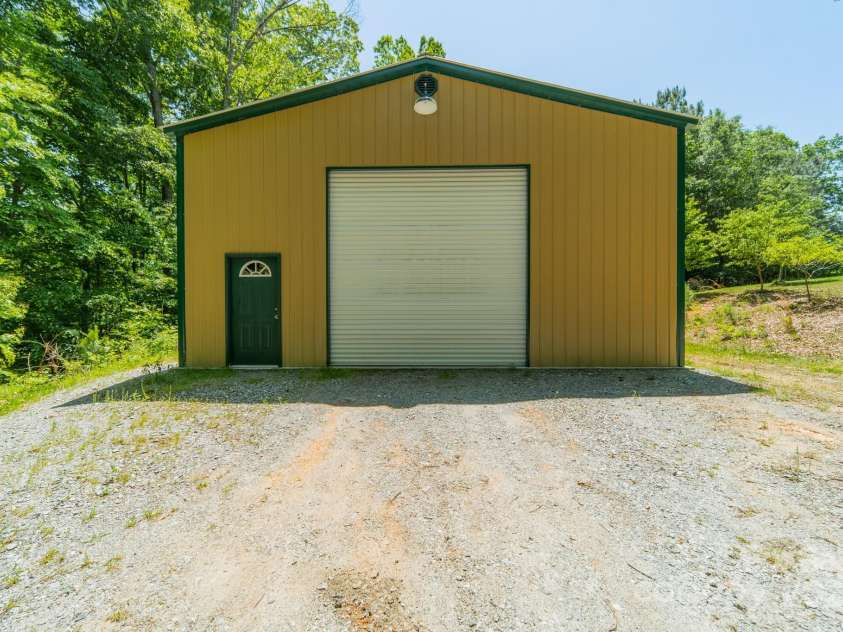 1090 Saunders Drive, Catawba, NC 28609.  MLS# CAR4212702, YatesRealty ID 6931. 1684 SF shop/garage