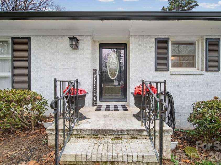 1636 Carolina Circle, Gastonia, NC 28054.  MLS# CAR4349677, YatesRealty ID 6936. 