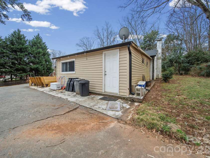 1636 Carolina Circle, Gastonia, NC 28054.  MLS# CAR4349677, YatesRealty ID 6936. 