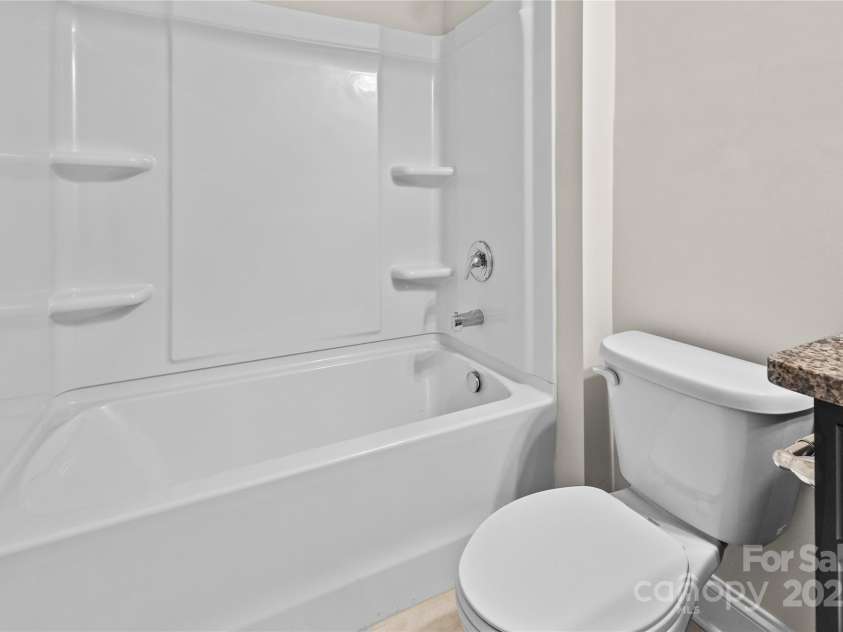 3023 Spinner Court, Denver, NC 28037.  MLS# CAR4142435, YatesRealty ID 6943. Upstairs, bathroom #2 provides convenience and functionality with its modern fixtures and amenities, catering to the needs of residents and guests alike.