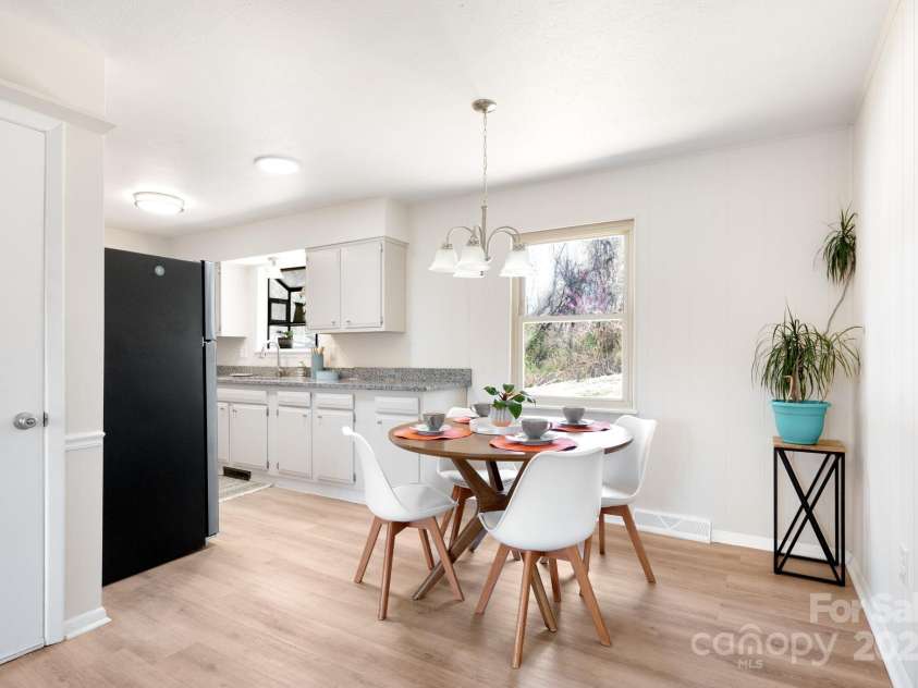 29 Evelake Drive, Asheville, NC 28806.  MLS# CAR4215759, YatesRealty ID 6945. Cozy Dining Area Off Kitchen