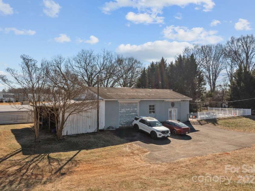 2614 US 321 Highway, Newton, NC 28658.  MLS# CAR4215731, YatesRealty ID 6946. Oversized Garage/Workshop
