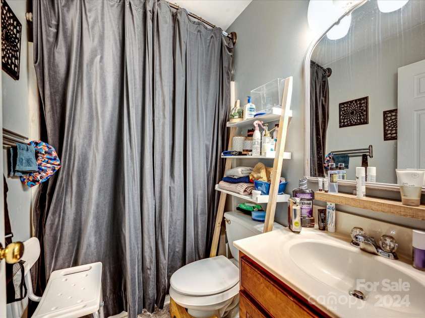 3005 Golden Dale Lane, Charlotte, NC 28262.  MLS# CAR4185396, YatesRealty ID 695. Bathroom