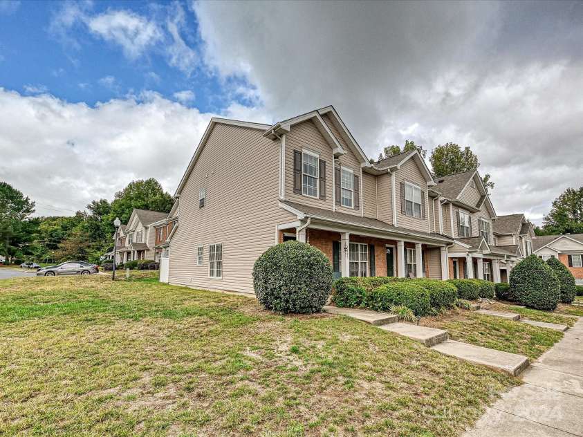 3005 Golden Dale Lane, Charlotte, NC 28262.  MLS# CAR4185396, YatesRealty ID 695. End Unit Townhome