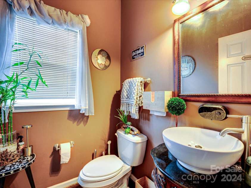 3005 Golden Dale Lane, Charlotte, NC 28262.  MLS# CAR4185396, YatesRealty ID 695. Powder Room