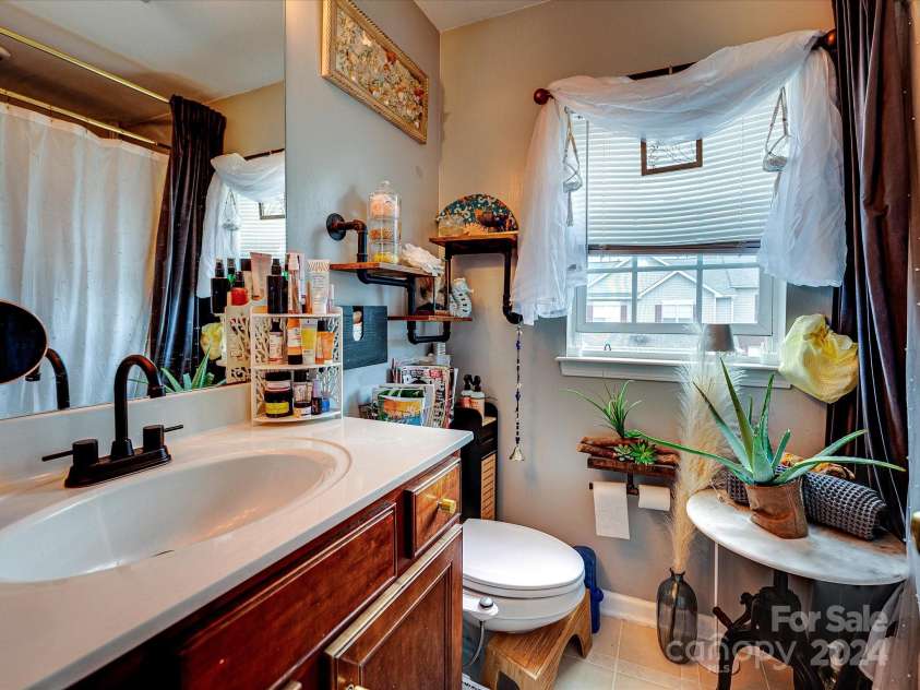 3005 Golden Dale Lane, Charlotte, NC 28262.  MLS# CAR4185396, YatesRealty ID 695. Primary Bath